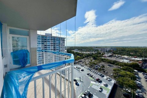 Condo in Aventura, Florida, 2 bedrooms  № 2186017 - photo 9