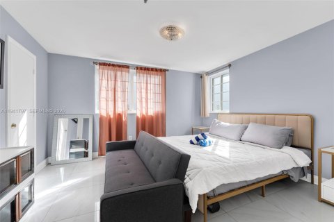 Condo in Miami Beach, Florida, 3 bedrooms  № 1998964 - photo 17