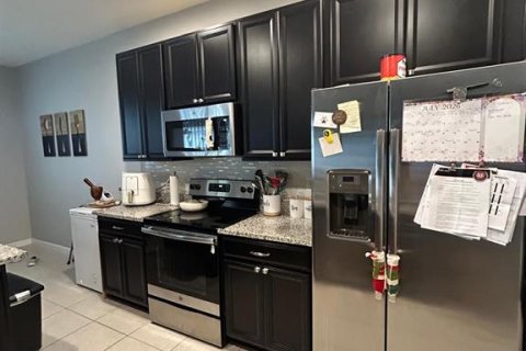 House in Davenport, Florida 3 bedrooms, 147.44 sq.m. № 2152060 - photo 7