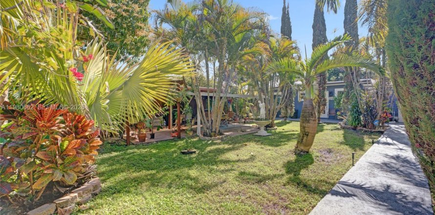 House in Miami, Florida 3 bedrooms, 140.93 sq.m. № 2043899