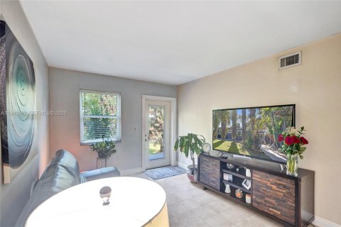 House in Miami, Florida 3 bedrooms, 140.93 sq.m. № 2043899 - photo 19