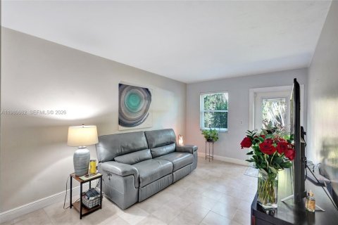 House in Miami, Florida 3 bedrooms, 140.93 sq.m. № 2043899 - photo 20