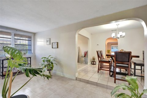 House in Miami, Florida 3 bedrooms, 140.93 sq.m. № 2043899 - photo 21