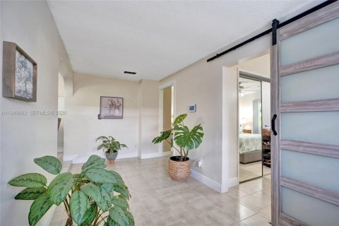 House in Miami, Florida 3 bedrooms, 140.93 sq.m. № 2043899 - photo 23