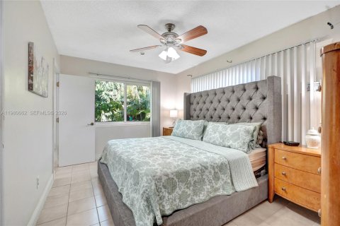 House in Miami, Florida 3 bedrooms, 140.93 sq.m. № 2043899 - photo 25