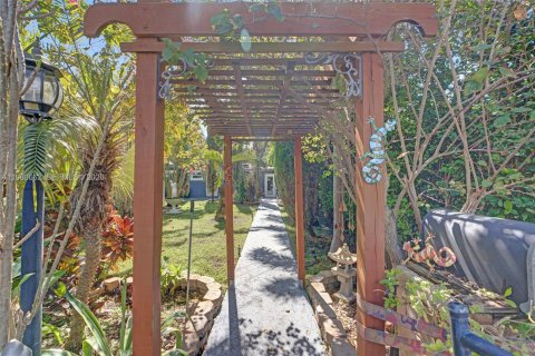 House in Miami, Florida 3 bedrooms, 140.93 sq.m. № 2043899 - photo 2