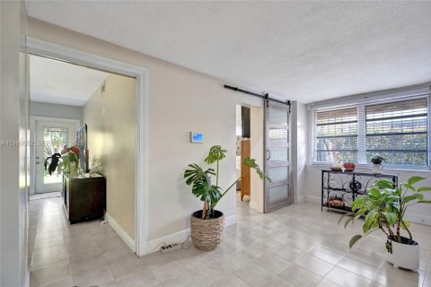 House in Miami, Florida 3 bedrooms, 140.93 sq.m. № 2043899 - photo 22