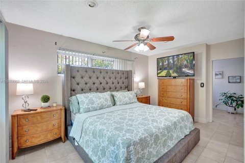 House in Miami, Florida 3 bedrooms, 140.93 sq.m. № 2043899 - photo 28