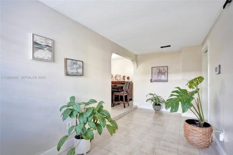 House in Miami, Florida 3 bedrooms, 140.93 sq.m. № 2043899 - photo 24