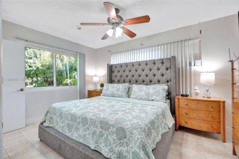 House in Miami, Florida 3 bedrooms, 140.93 sq.m. № 2043899 - photo 26