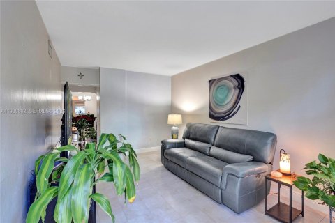 House in Miami, Florida 3 bedrooms, 140.93 sq.m. № 2043899 - photo 17