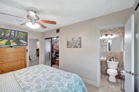 House in Miami, Florida 3 bedrooms, 140.93 sq.m. № 2043899 - photo 29