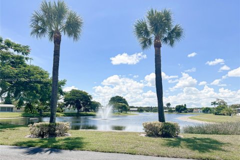 House in West Palm Beach, Florida 3 bedrooms, 149.48 sq.m. № 1978126 - photo 17