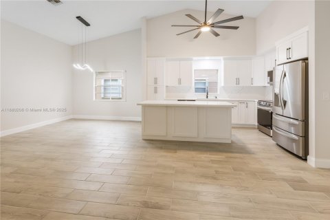 House in West Palm Beach, Florida 3 bedrooms, 149.48 sq.m. № 1978126 - photo 2