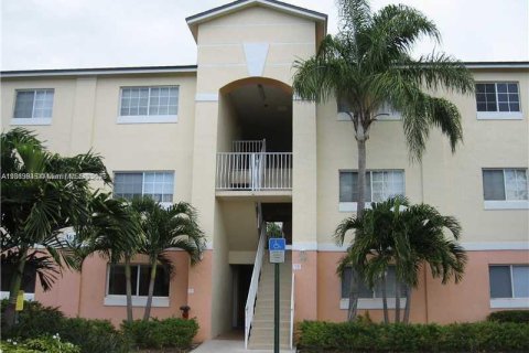 Condominio en alquiler en Hollywood, Florida, 1 dormitorio, 67.35 m2 № 1895516 - foto 1