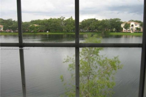 Condominio en alquiler en Hollywood, Florida, 1 dormitorio, 67.35 m2 № 1895516 - foto 3