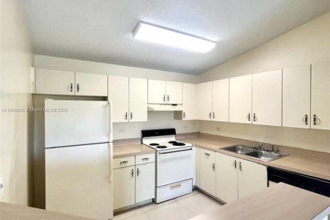 Condominio en alquiler en Hollywood, Florida, 1 dormitorio, 67.35 m2 № 1895516 - foto 10