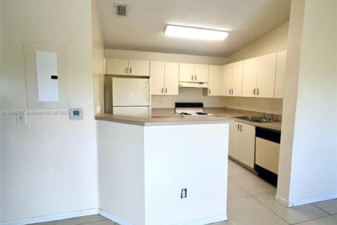 Condominio en alquiler en Hollywood, Florida, 1 dormitorio, 67.35 m2 № 1895516 - foto 9