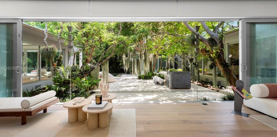 House in Miami Beach, Florida 4 bedrooms, 525.46 sq.m. № 1790878