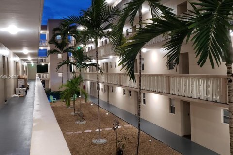 Купить кондоминиум в Халландейл-Бич, Флорида 1 спальня, 71.53м2, № 2025394 - фото 9