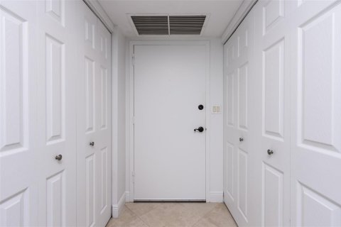 Condo in Fort Lauderdale, Florida, 2 bedrooms  № 2250835 - photo 11