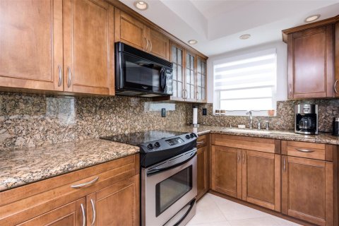 Condo in Fort Lauderdale, Florida, 2 bedrooms  № 2250835 - photo 12