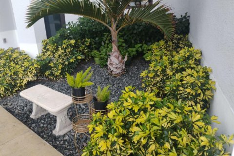 House in Cape Coral, Florida 3 bedrooms, 154.59 sq.m. № 2011120 - photo 7