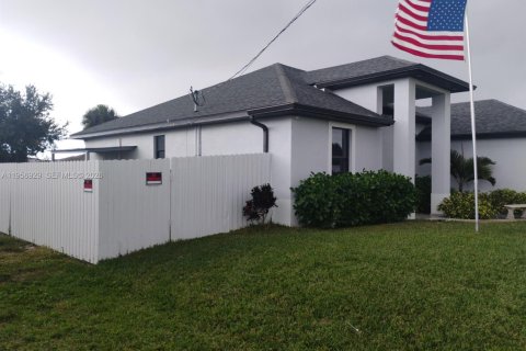 House in Cape Coral, Florida 3 bedrooms, 154.59 sq.m. № 2011120 - photo 4