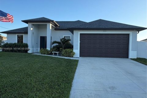 House in Cape Coral, Florida 3 bedrooms, 154.59 sq.m. № 2011120 - photo 14