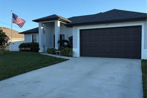 House in Cape Coral, Florida 3 bedrooms, 154.59 sq.m. № 2011120 - photo 3