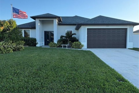 House in Cape Coral, Florida 3 bedrooms, 154.59 sq.m. № 2011120