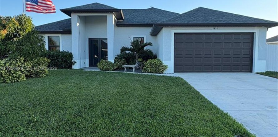 House in Cape Coral, Florida 3 bedrooms, 154.59 sq.m. № 2011120
