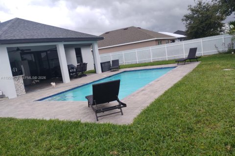 House in Cape Coral, Florida 3 bedrooms, 154.59 sq.m. № 2011120 - photo 9