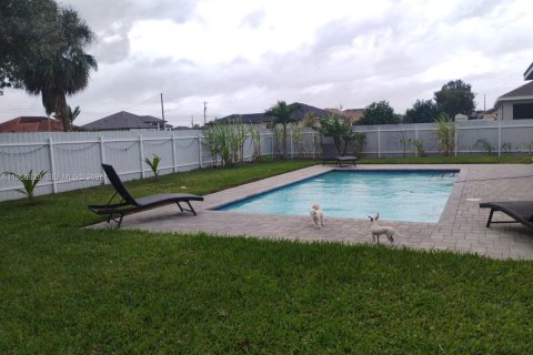 House in Cape Coral, Florida 3 bedrooms, 154.59 sq.m. № 2011120 - photo 11