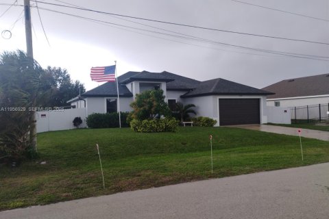 House in Cape Coral, Florida 3 bedrooms, 154.59 sq.m. № 2011120 - photo 5