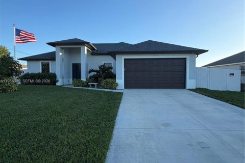 House in Cape Coral, Florida 3 bedrooms, 154.59 sq.m. № 2011120 - photo 12