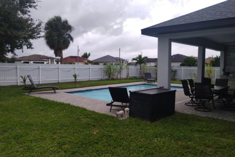 House in Cape Coral, Florida 3 bedrooms, 154.59 sq.m. № 2011120 - photo 10