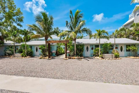 Commercial property in Sarasota, Florida 8 bedrooms, 602.94 sq.m. № 1821307 - photo 1