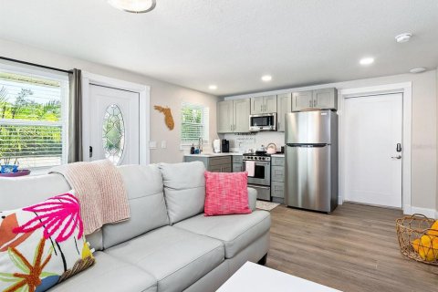 Commercial property in Sarasota, Florida 8 bedrooms, 602.94 sq.m. № 1821307 - photo 3