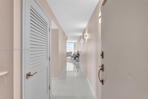 Copropriété à louer à Bay Harbor Islands, Floride: 2 chambres, 106.84 m2 № 2184555 - photo 2
