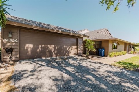 House in Sarasota, Florida 2 bedrooms, 155.33 sq.m. № 1718737 - photo 14