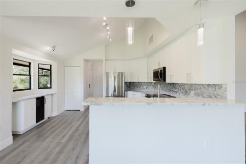 House in Sarasota, Florida 2 bedrooms, 155.33 sq.m. № 1718737 - photo 22