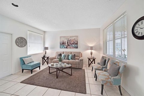 Villa ou maison à louer à Weston, Floride: 4 chambres, 209.59 m2 № 2415638 - photo 4