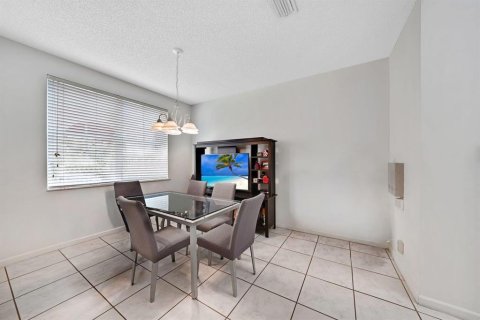 Villa ou maison à louer à Weston, Floride: 4 chambres, 209.59 m2 № 2415638 - photo 10
