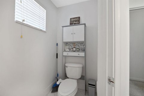 Villa ou maison à louer à Weston, Floride: 4 chambres, 209.59 m2 № 2415638 - photo 20
