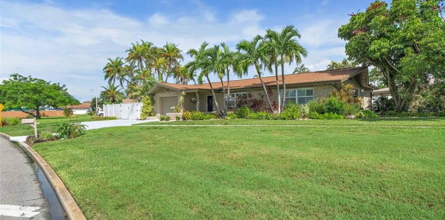 Casa en Tierra Verde, Florida 3 dormitorios, 176.51 m2 № 1880507