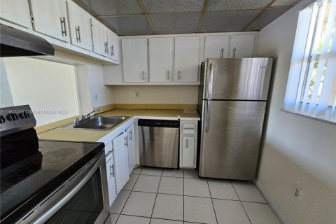 Condo in Lauderhill, Florida, 1 bedroom  № 1953833 - photo 5