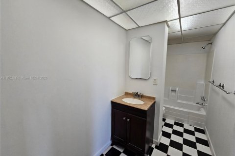 Condo in Lauderhill, Florida, 1 bedroom  № 1953833 - photo 10