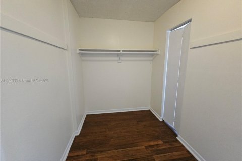 Condo in Lauderhill, Florida, 1 bedroom  № 1953833 - photo 8