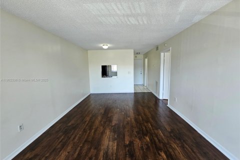 Condo in Lauderhill, Florida, 1 bedroom  № 1953833 - photo 3